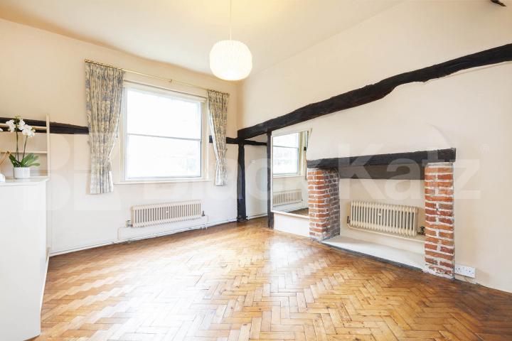 A elegant and historic 16th century detached house on an exclusive street   Totteridge Common, Highwood Hill